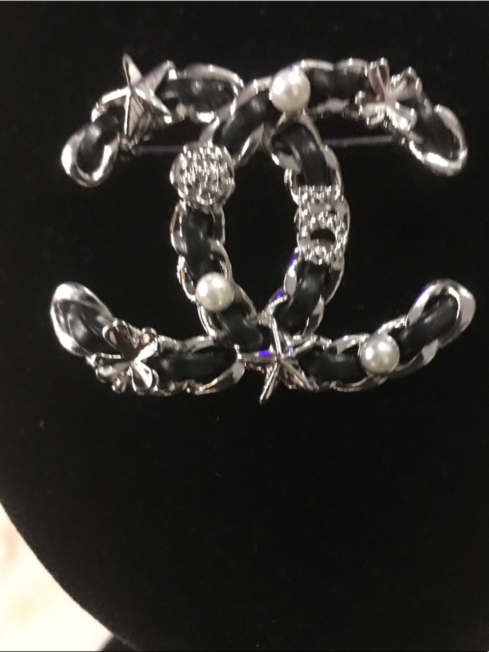 Fashion Jewelry Black and Silver Interlocking Chain C Brooch with Pearls